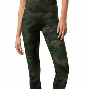 High-Rise Glossy Olive Camo Leggings | SIZE SMALL